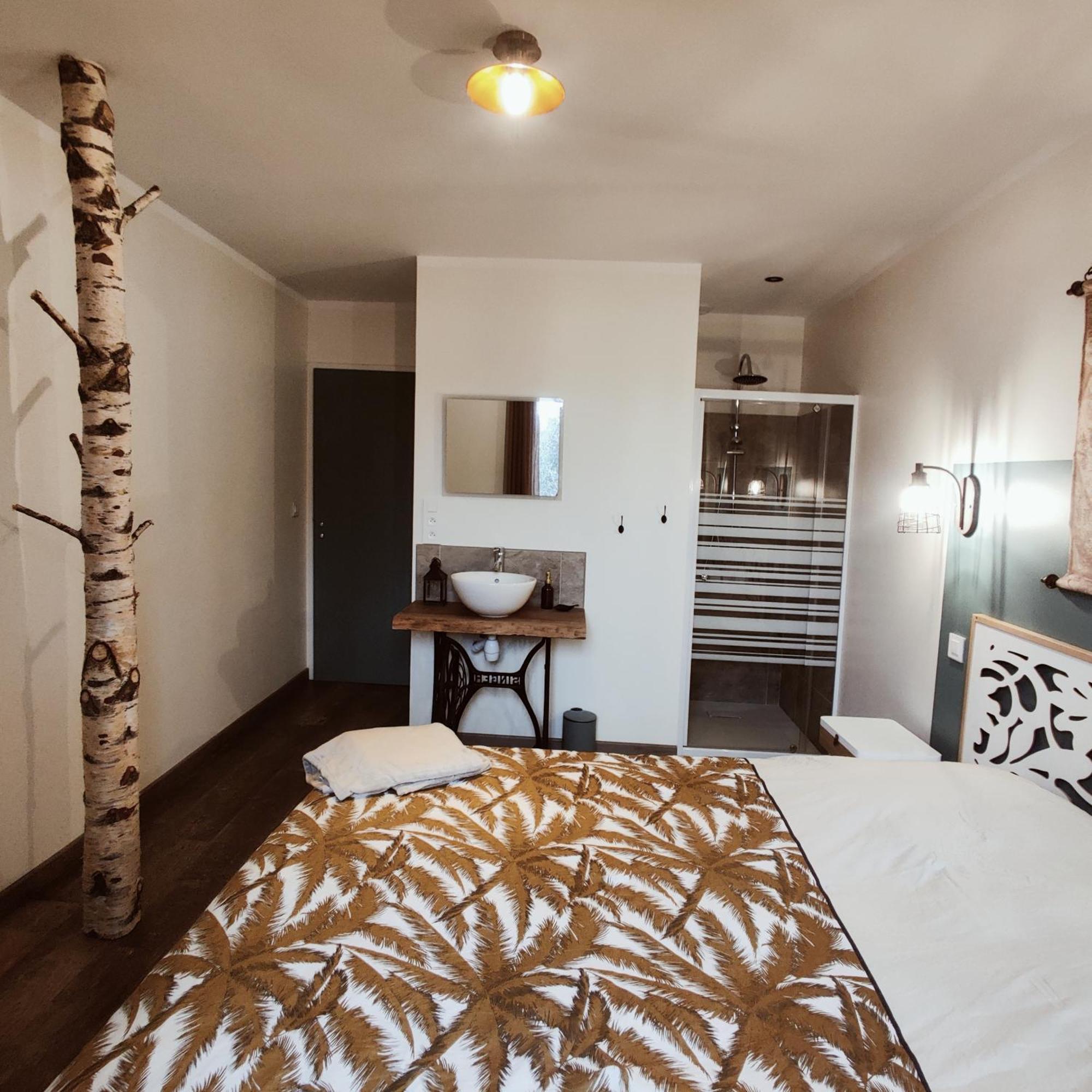 Au Coin Du Chemin Hotel Chambery Ruang foto